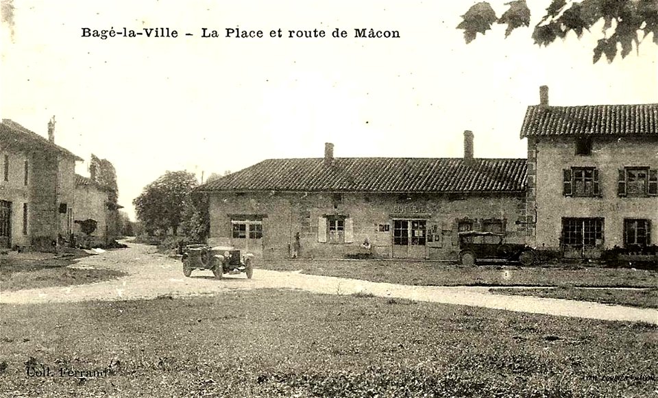 Bagé-la-Ville.La Place et route de Mâcon