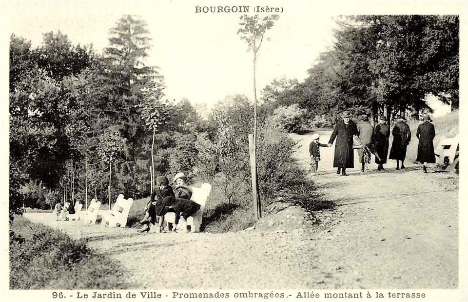 Bourgoin-Jallieu.Jardin de ville, promenades ombragées, allée montant à la terrasse