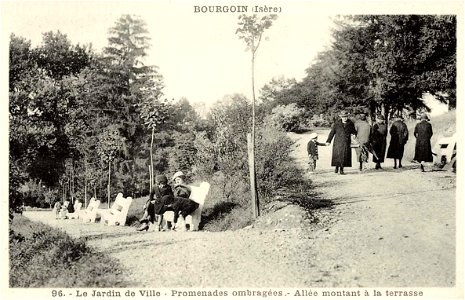 Bourgoin-Jallieu.Jardin de ville, promenades ombragées, allée montant à la terrasse