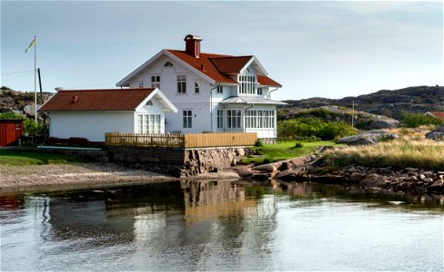 White house with a small beach in Norra Grundsund 1
