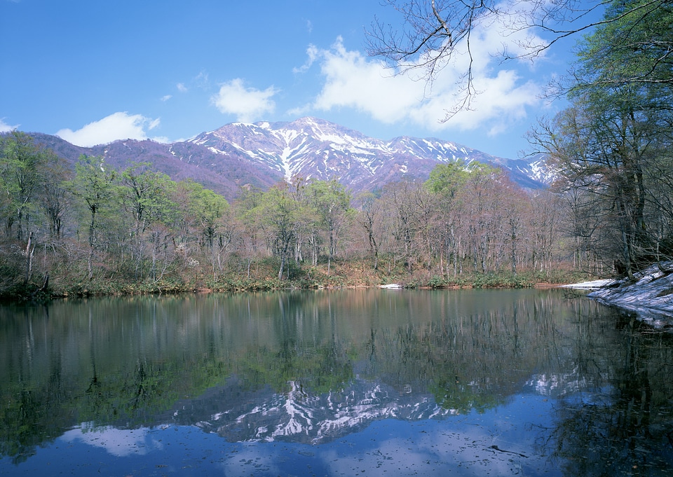 Green water mountain lake