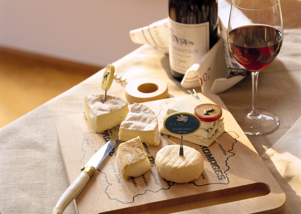 Red wine and cheese composition