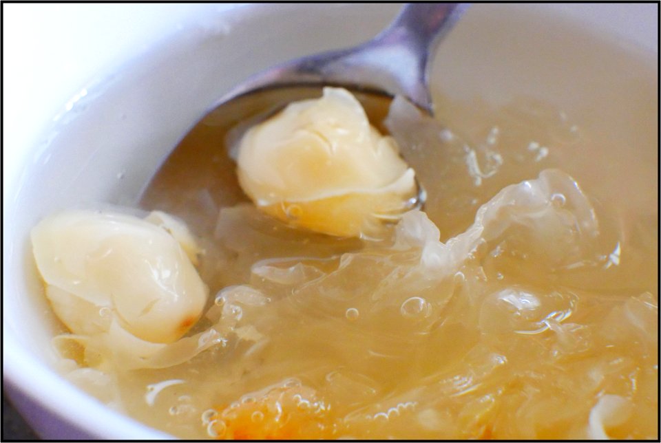 White fungus with ginkgo nuts