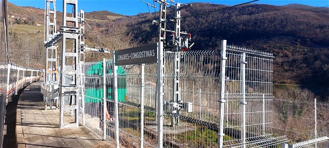 Estación de Linares-Congostinas y un 470.