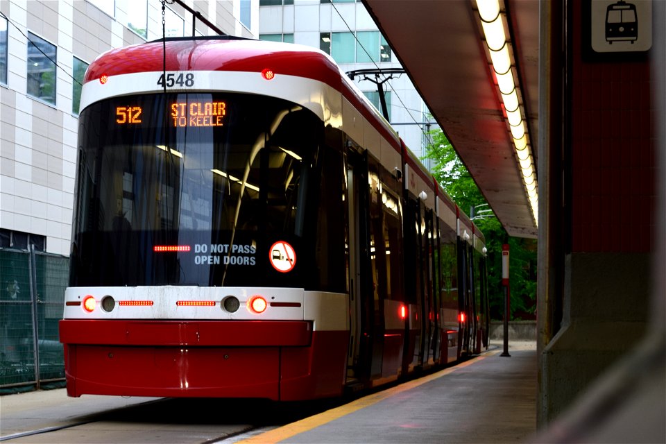 TTC 512 Streetcar 4548 idle at St.Clair.