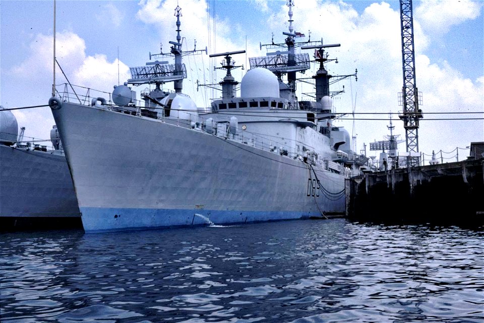 D89 HMS Exeter 1983