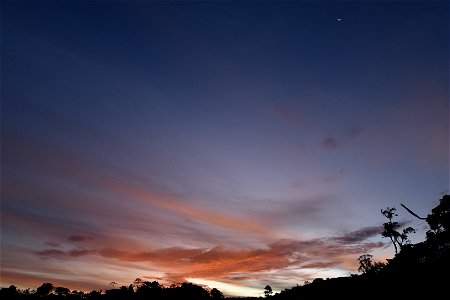 Atardecer asombroso con la luna visible photo