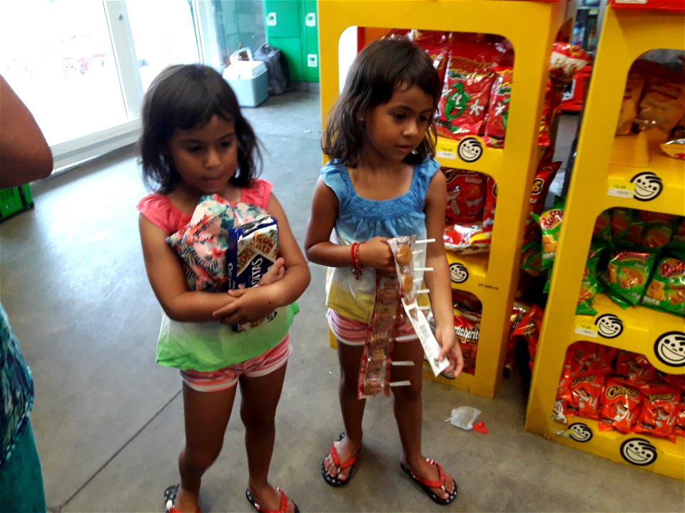 Niñas en el supermercado