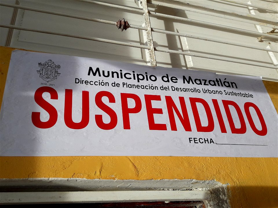 Letrero de "SUSPENDIDO" del Municipio de Mazatlán