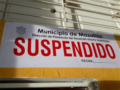 Letrero de "SUSPENDIDO" del Municipio de Mazatlán