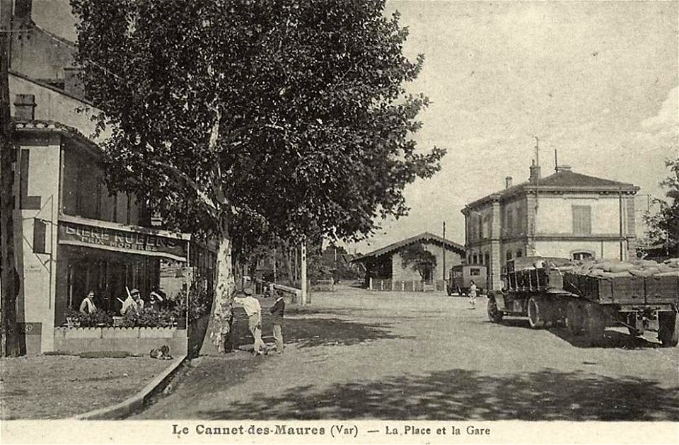 Le Cannet.La place et la gare