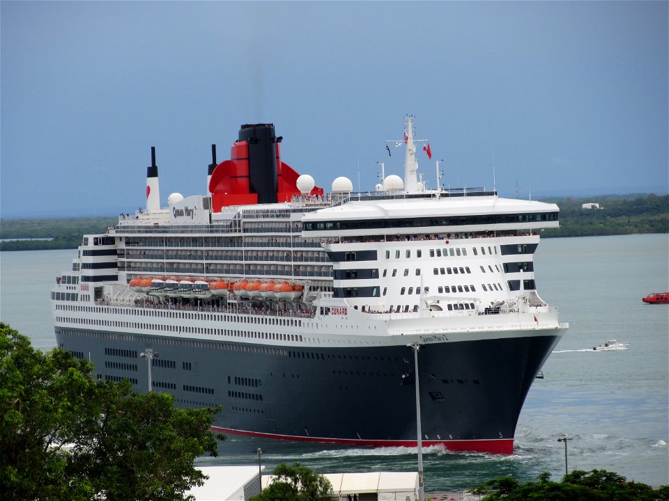 Queen Mary 2 Darwin 22 Feb 2012