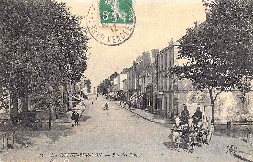 La Roche-sur-Yon.Rue des Sables, un fiacre