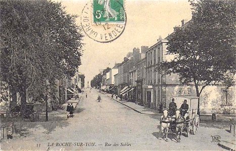 La Roche-sur-Yon.Rue des Sables, un fiacre
