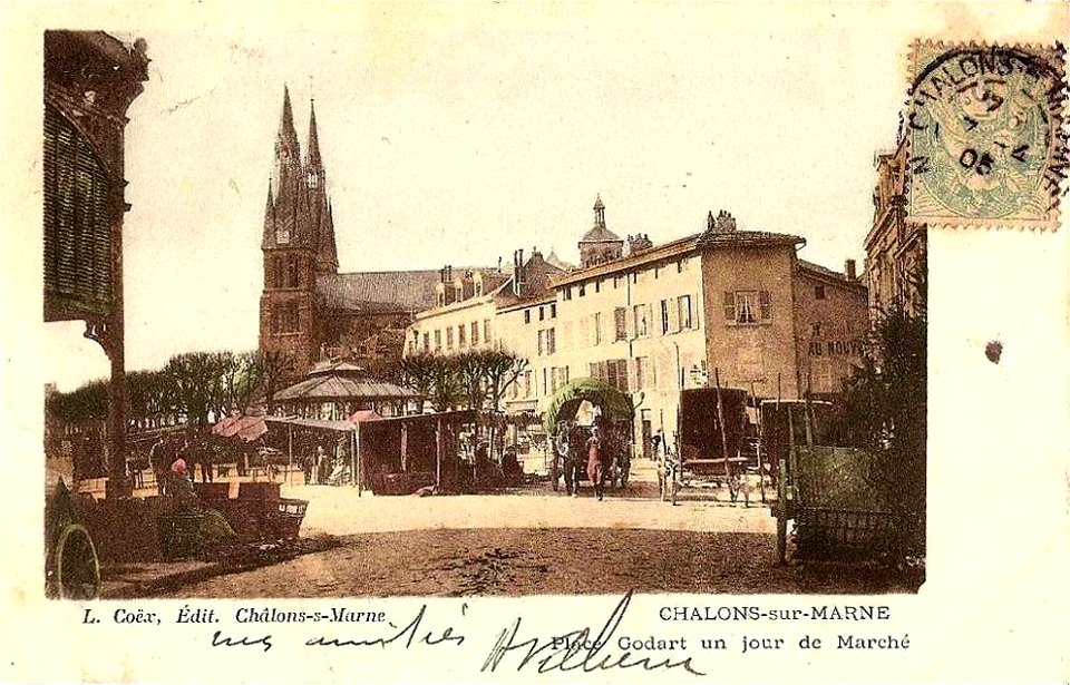 Châlons-en-Champagne.Place Godard et le marché