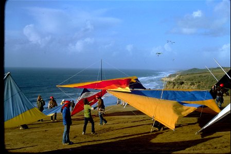 1974-12-CALI-TorreyPines-beach-hangGliders