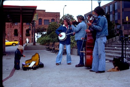 1976-05-CALI-SF-busker