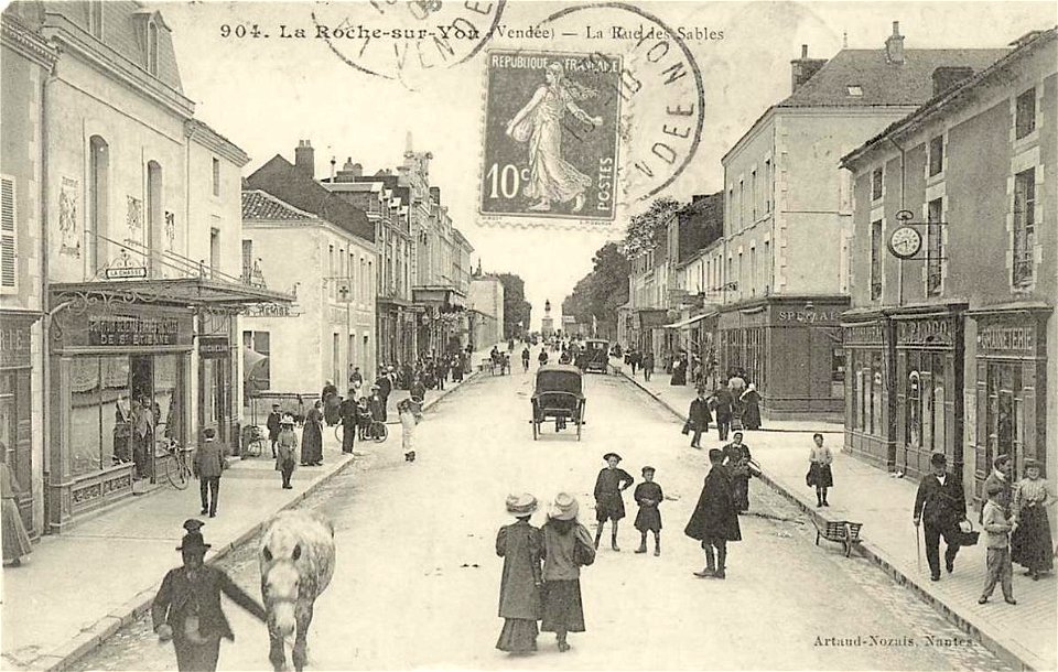 La Roche-sur-Yon.Rue des Sables, passants