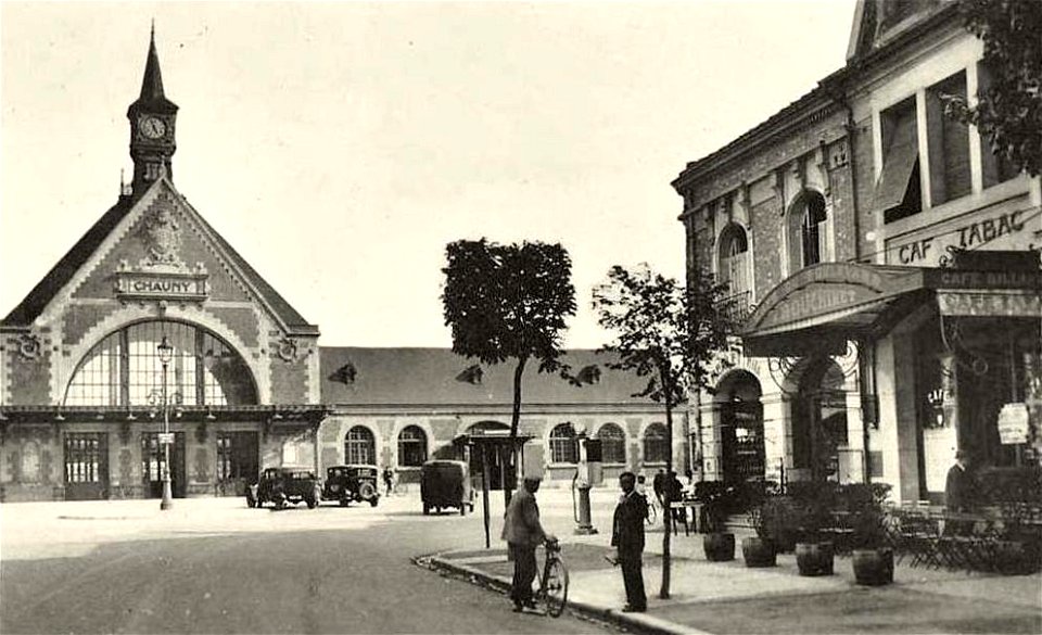 Chauny.Place de la Gare.1954