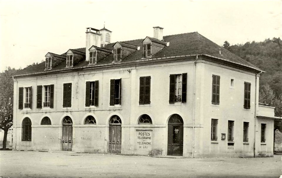 Gan.La mairie et la poste