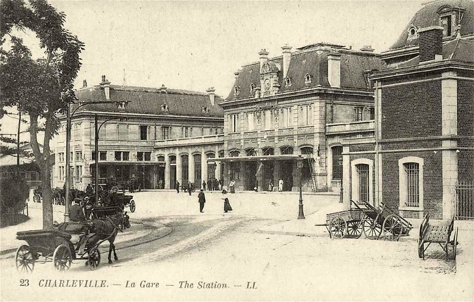 Charleville-Mezières.La gare, côté droit
