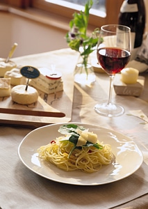 Spaghetti cheese, glass of red wine
