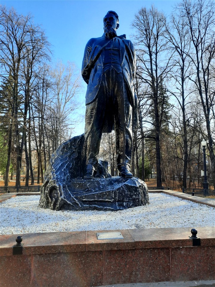 Памятник Курчатову