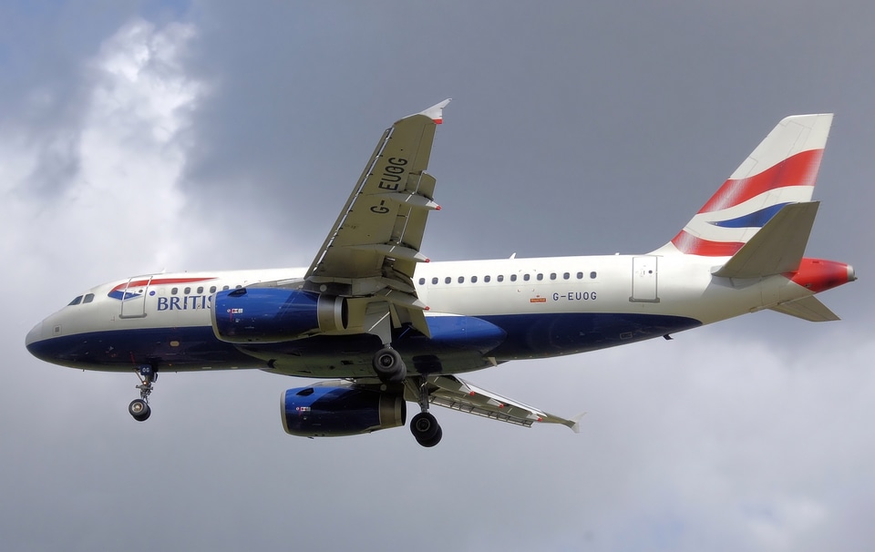 British Airways Airbus A319-100 lands at London
