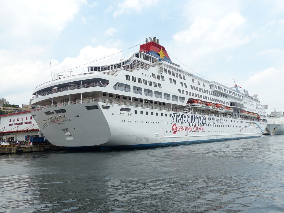 Star Cruises luxury liner Superstar Aquarius