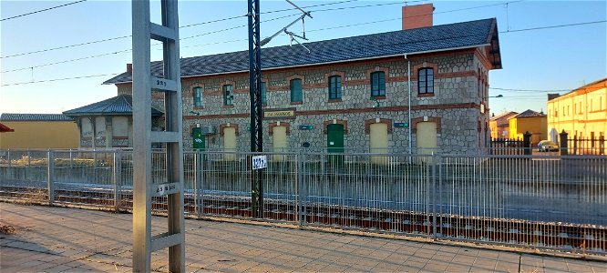 Estación de Palanquinos con la LAV delante