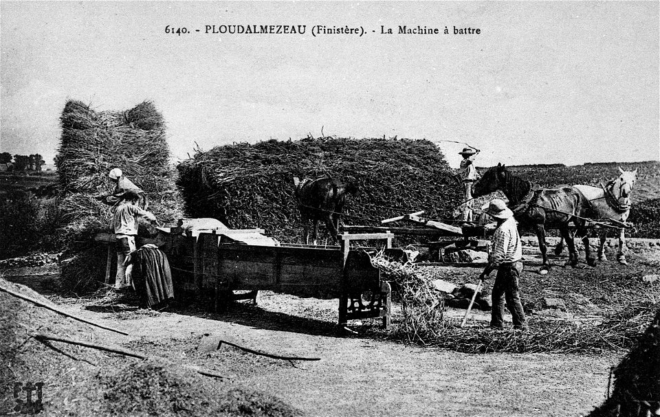 PLOUDALMEZAU la machine à battre vers 1900 photo