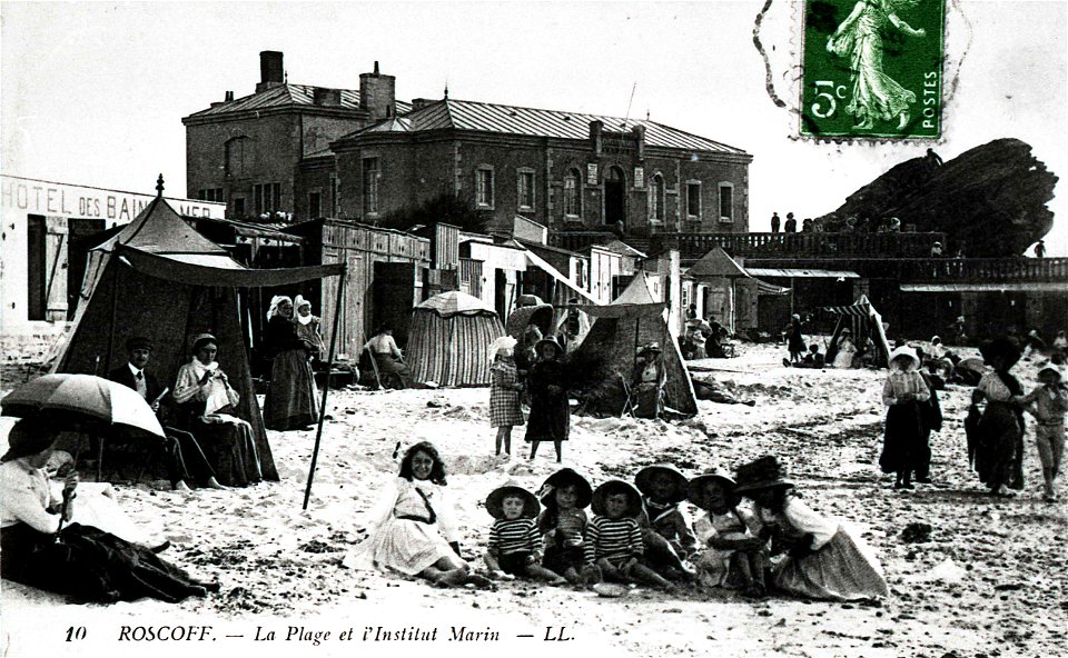 ROSCOFF La plage et l'institut marin circa 1910