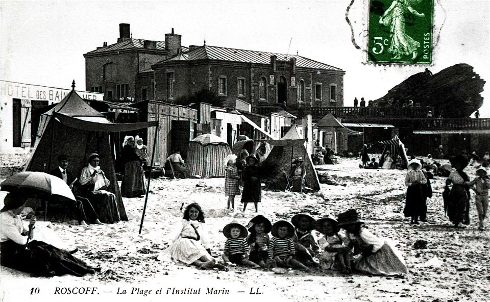 ROSCOFF La plage et l'institut marin circa 1910 photo