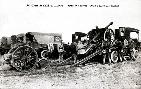 CAMP DE COETQUIDAN ,CIRCA 1914 ,Artillerie portée. photo