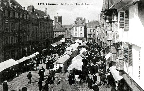 LANNION le marché de la place du Centre vers 1900 photo