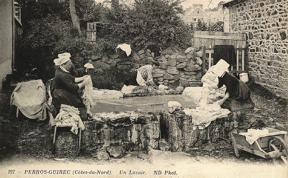 PERROS-GUIREC Un lavoir CIRCA 19 photo