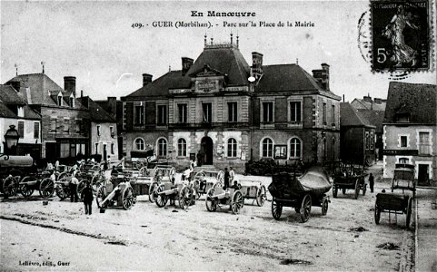 GUER MORBIHAN En manoeuvre sur la place de la mairie CIRCA 1912 photo