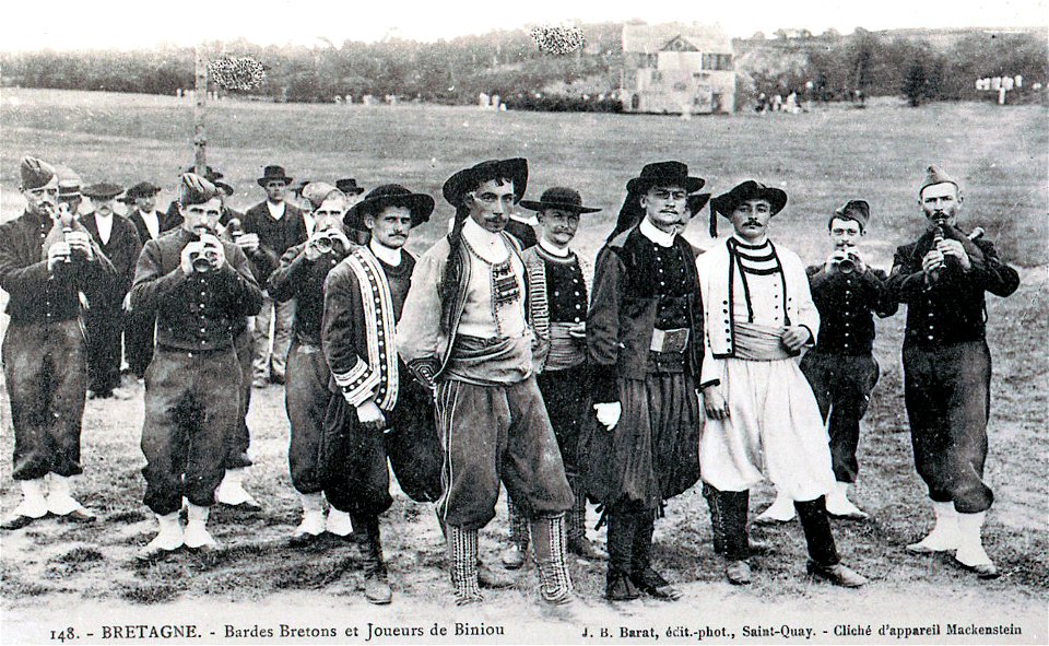 BRETAGNE Bardes Bretons et joueurs de biniou CIRCA 1900