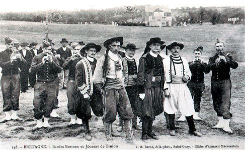 BRETAGNE Bardes Bretons et joueurs de biniou CIRCA 1900 photo