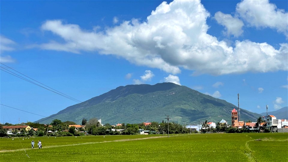 Một phần Hòn Hèo (hay Phước Hà sơn) là bệ đỡ của phường Ninh Đa, thị xã Ninh Hoà.