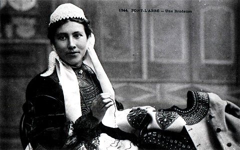 PONT-LABBE Une brodeuse bretonne vers 1900