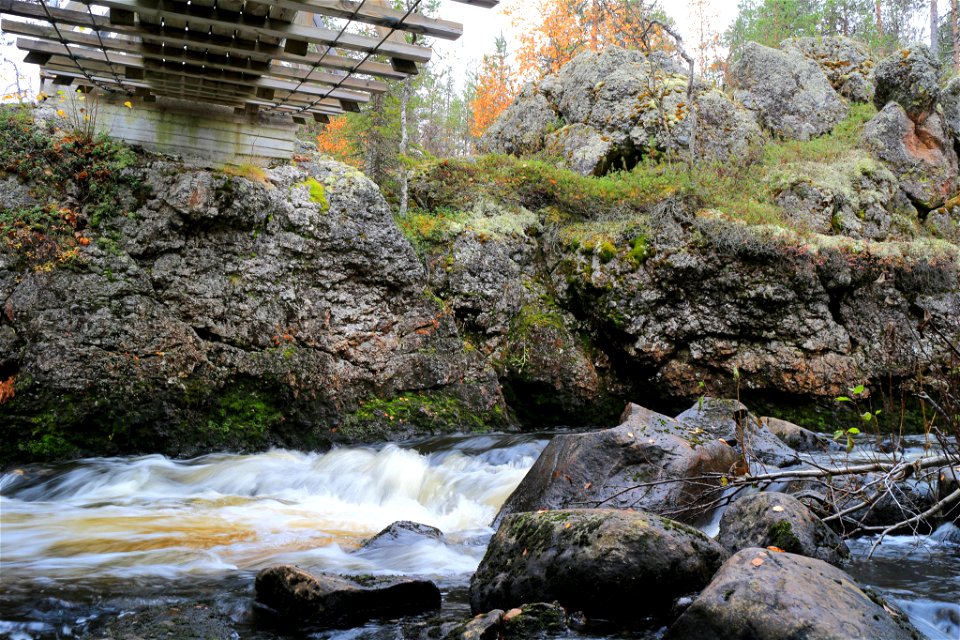 Maaninkajoen riippusillan alla