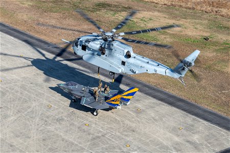 CF-1 lift with VMX-1 CH-53K
