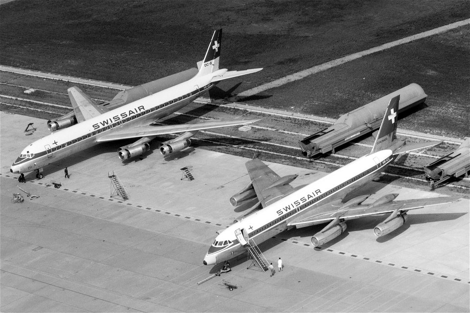 Convair_CV-990 & Douglas_DC-8_and_at_Zürich_from_above.tif