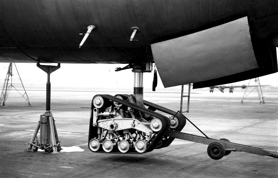 XB-36_nose_landing_gear_detail_061128-F-1234S-034