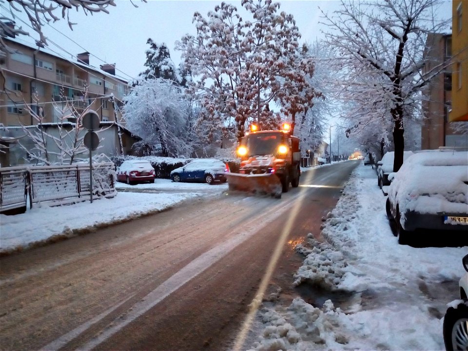 Mercedes-Benz Unimog cleans Banja Luka's Braće Jugovića street from snow