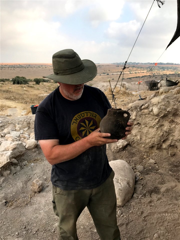 Inspecting Iron Age juglet