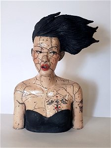 buste tatoué cheveux au vent