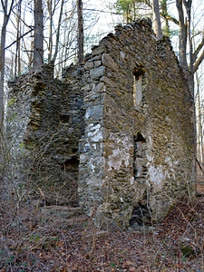 Ruins of a cottage in Creek State Park