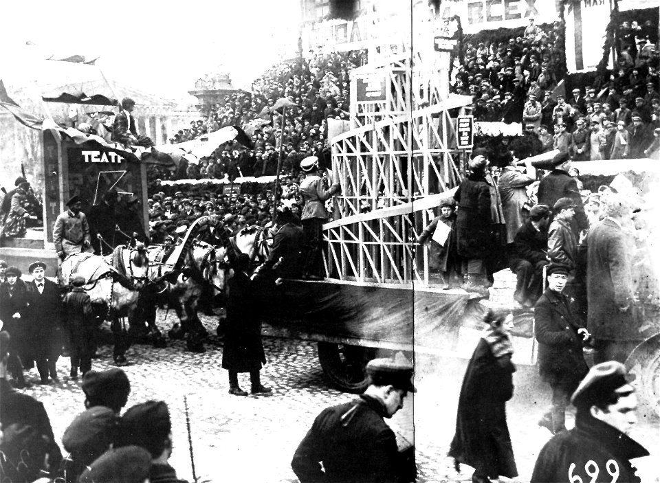 Manifestantes portando la maqueta del monumento a la Tercera Internacional de Tatlin. Movilización del 1ro de Mayo 1920.